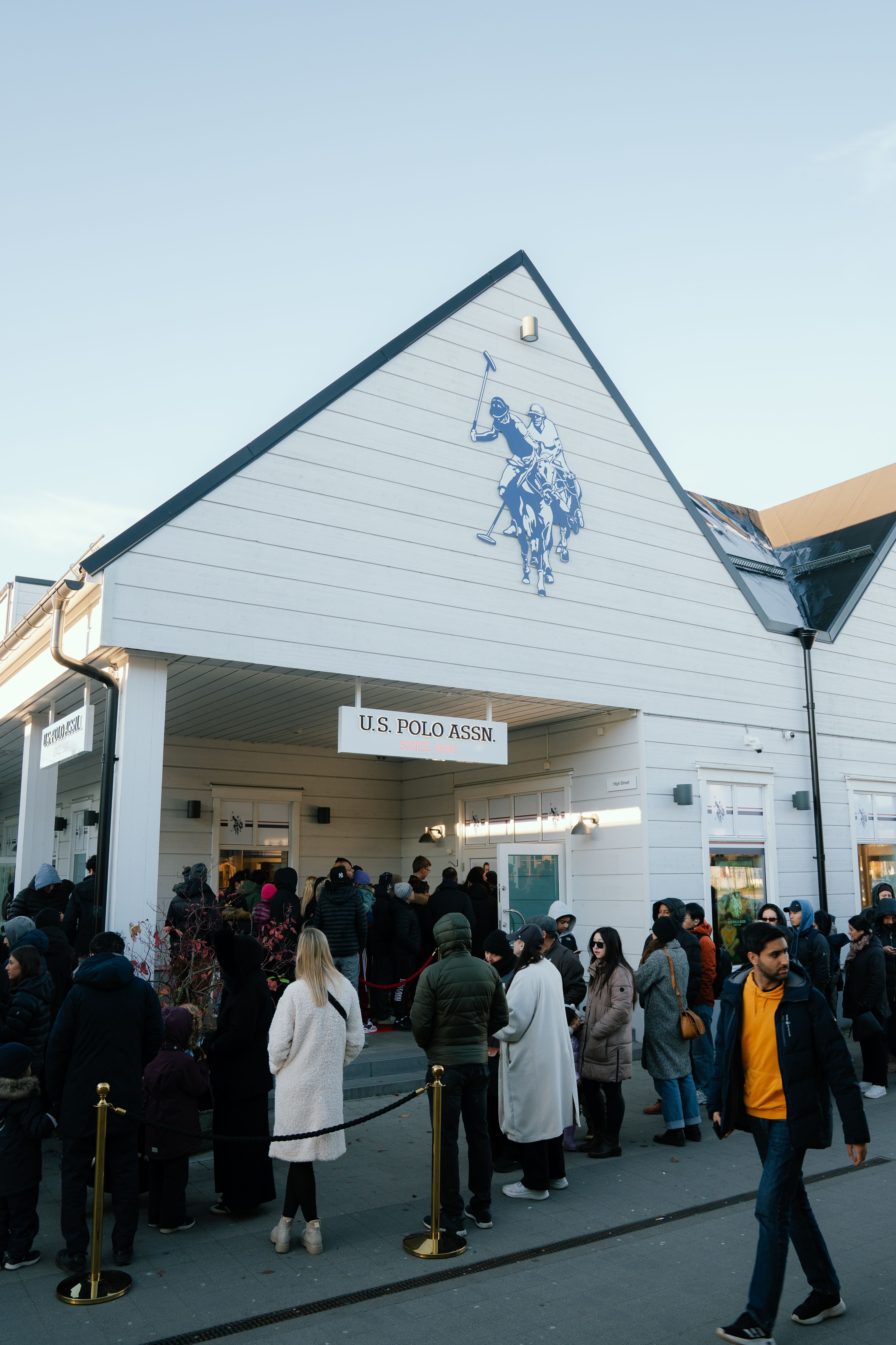 Crowd gathered outside the U.S. Polo Assn. store at Stockholm Quality Outlet on opening day